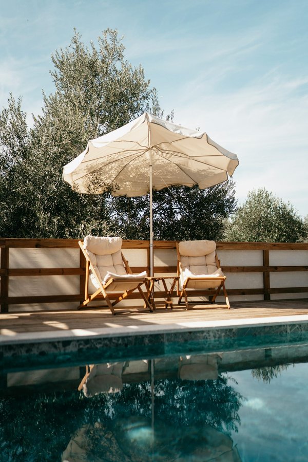 Louer parasol décentré taupe : confort et élégance pour vos événements